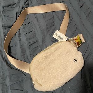 NWT Lululemon Everywhere belt bag Natural / Cream Fleece